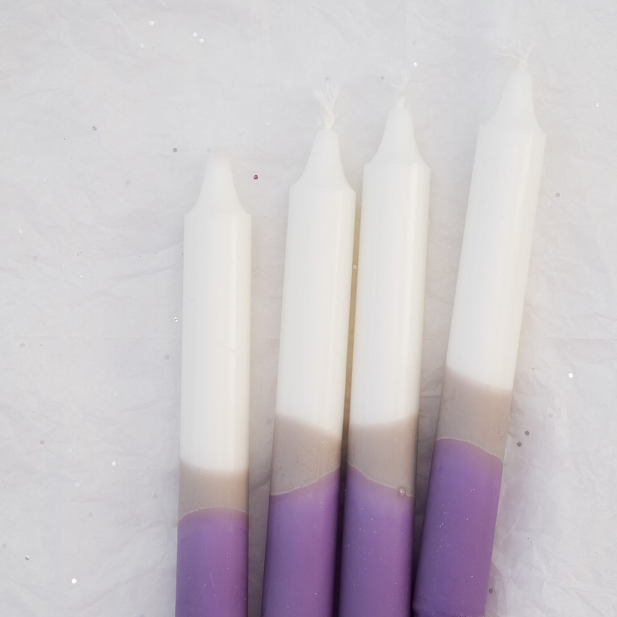 Hvit, beige og lilla